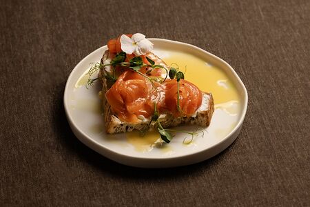 Брускетта с лососем