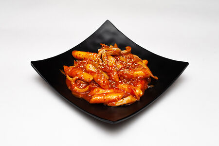 Токпокки с кальмаром