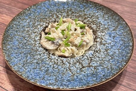 Удон с курицей в сливочном соусе