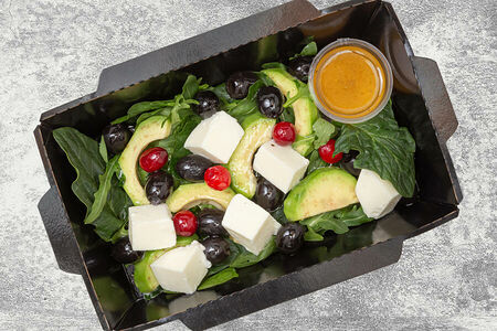 Салат Моцарелла с маслинами