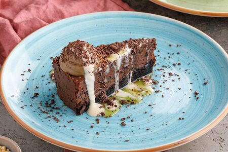 Шоколадный торт с черносливом