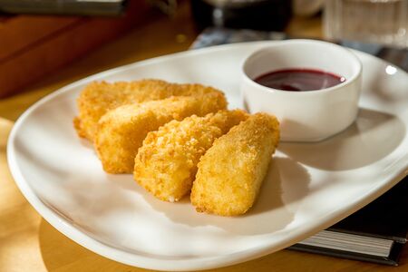 Сырные палочки с брусничным вареньем