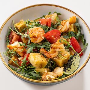 Теплый салат с жареными баклажанами и креветками