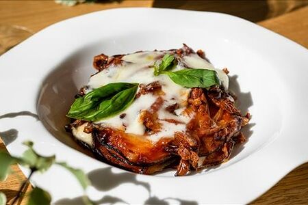 Запеченные баклажаны с томатами и моцареллой