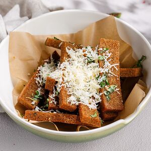 Гренки с чесноком и копчёным сулугуни