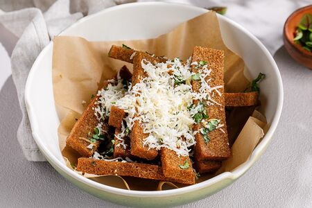 Гренки с чесноком и копченым сулугуни