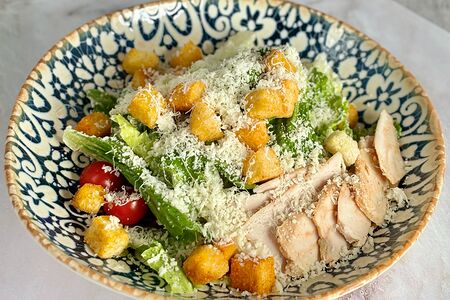 Салат Цезарь с курицей