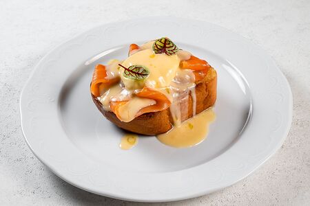 Бриошь с лососем и авокадо