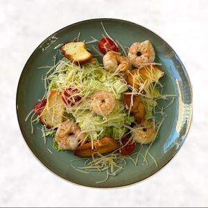 Салат Цезарь с красной рыбой