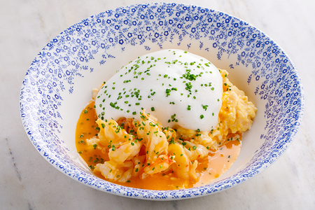 Скрембл с креветками и муссом из пармезана