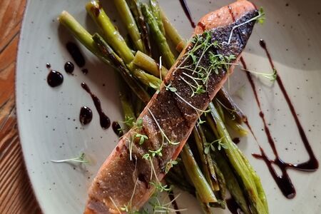 Жареная форель со спаржей и бальзамическим кремом