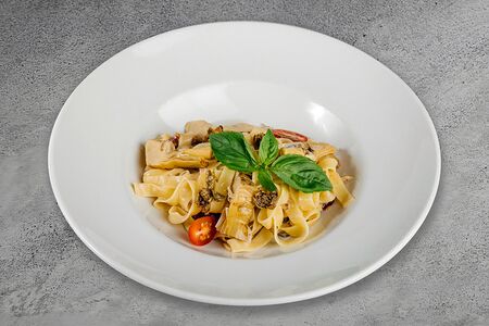 Тальятелле с артишоками и сальсой из вяленых томатов и грибов