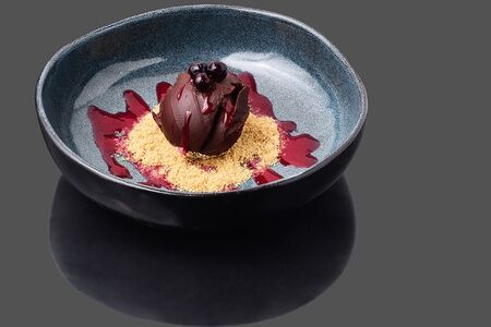 Шоколадный ганаш с черной смородиной и песочной крошкой