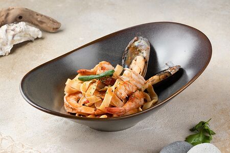 Паста с морепродуктами в томатном соусе