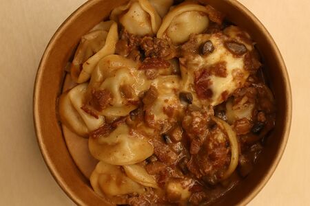 Пельмени с соусом Охотничий