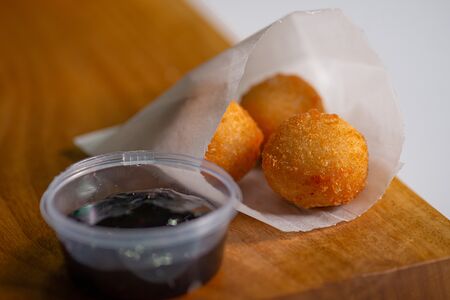 Сырные шарики со смородиновым вареньем