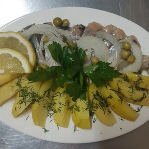 Сельдь с картофелем и зелёным горошком