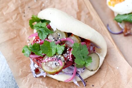 Паровая булочка Бао с брискетом и Коул Слоу