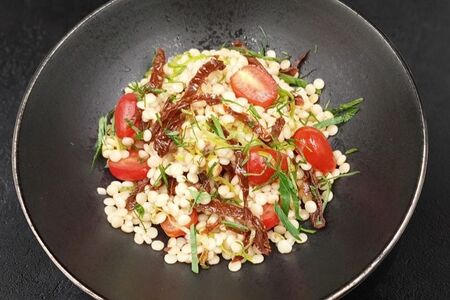 Салат с пастой птитим, томатами и ореховым соусом