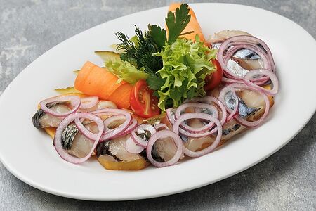 Два вида скумбрии: пряного посола и холодного копчения