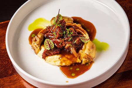 Телячьи щечки с картофельное пюре