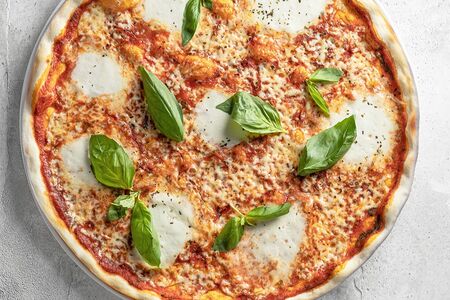 Пицца с сыром моцарелла и помидорами