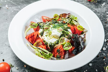 Буррата с томатами