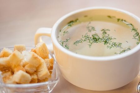 Бульон с курицей и гренками