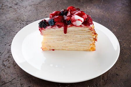 Блинный торт с ягодами (порция)