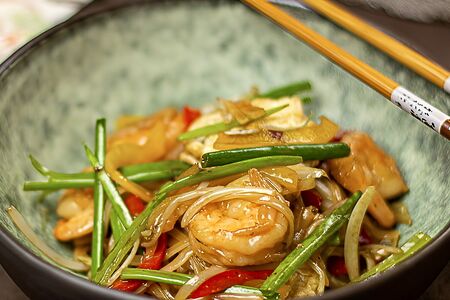 Рисовая лапша с креветками в устричном соусе