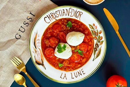 Шакшука с томатами, беконом