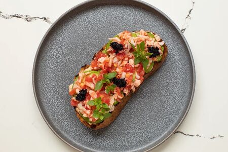 Брускетта с крабом