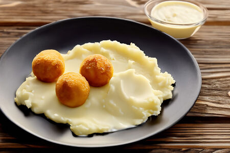 Хрустящие куриные шарики с пюре