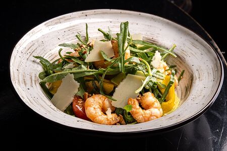 Салат Руккола с креветкой и манго