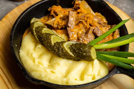 Бефстроганов с картофельным пюре