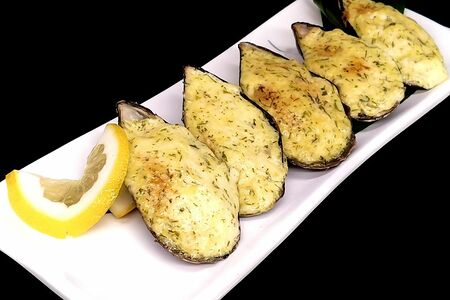 Мидии с чесноком и сыром