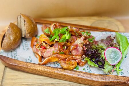 Свиные уши с перцем чили 