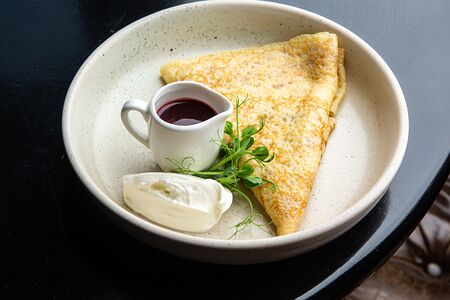 Блинчик со сметаной и домашним джемом