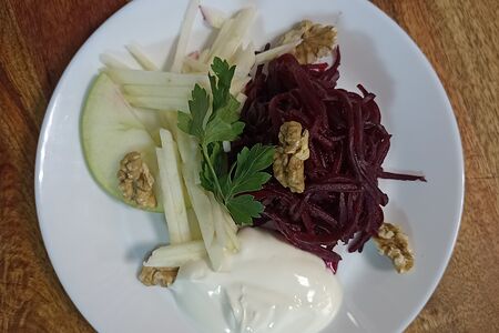 Свекла с зелёным яблоком, грецким орехом и сметаной