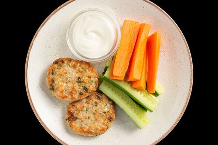 Куриные котлеты с овощными палочками