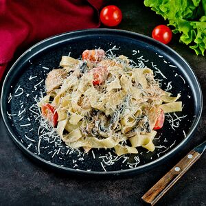 Паста с курицей и грибами