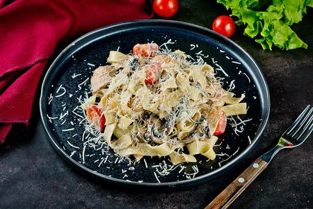 Паста с курицей и грибами