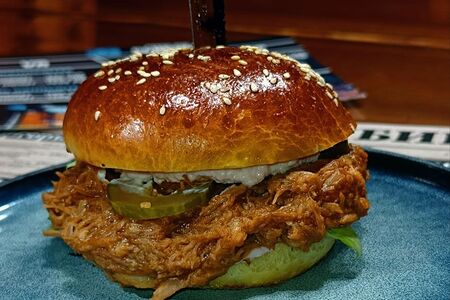 Бургер с рваной свининой