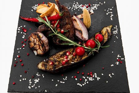 Каре ягнёнка с гранатовым соусом наршараб