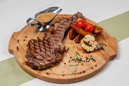 Стейк Томагавк с перечным соусом