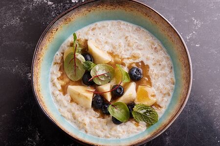 Каша овсяная с фруктами и карамелью