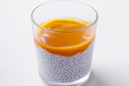 Чиа-пудинг с соусом манго-маракуйя