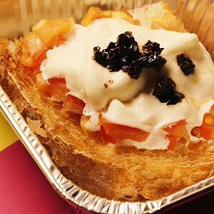 Брускетта с томатами и страчателлой