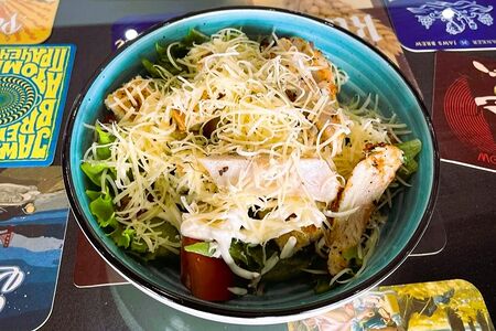 Салат Цезарь с курицей