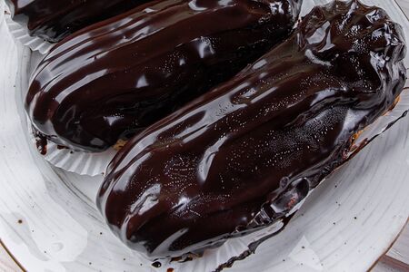 Эклер с шоколадом